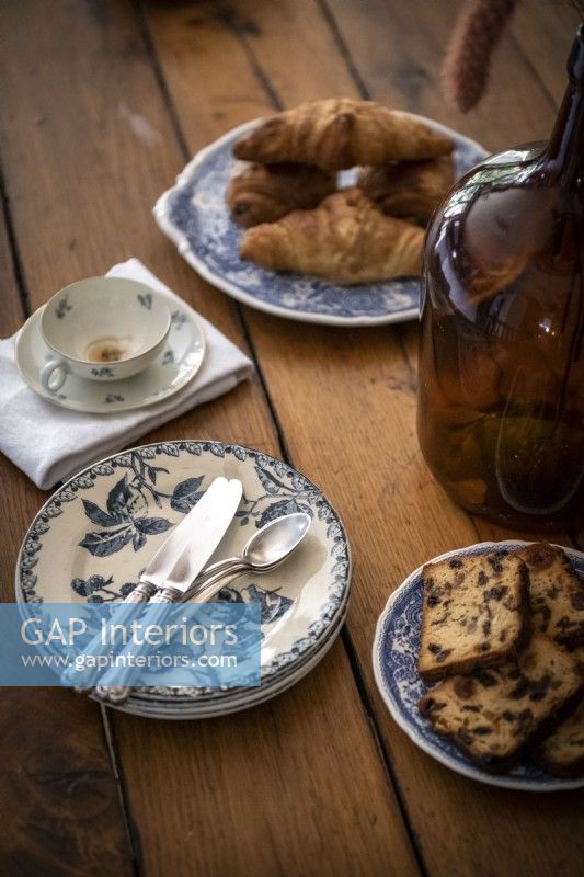 Tasse à café et gâteaux sur table de salle à manger - détail