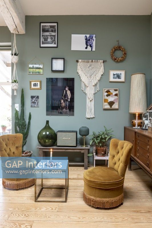 Salon éclectique rempli de meubles et d'œuvres d'art vintage