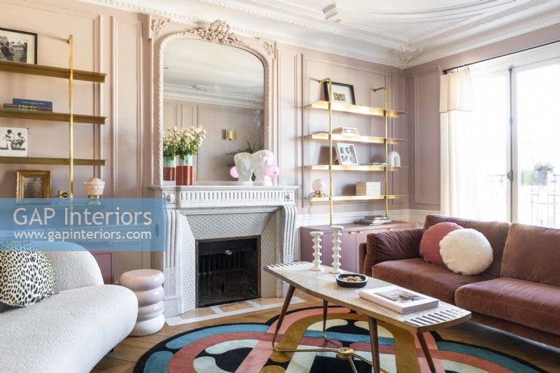 Murs et meubles peints en rose dans un salon moderne