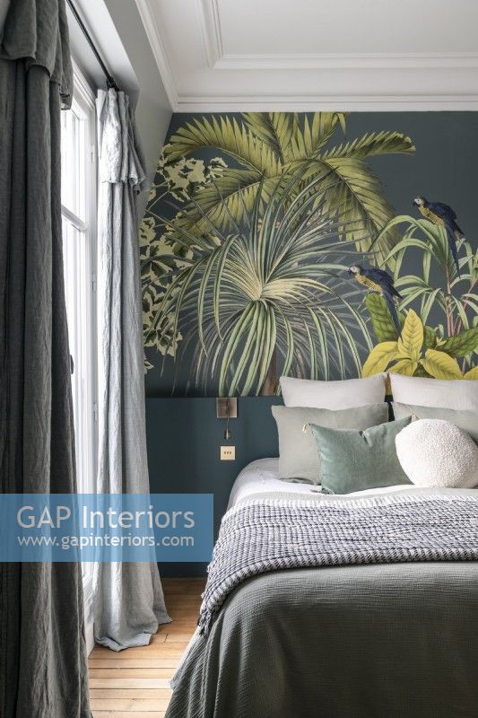 Scène tropicale sur un mur caractéristique dans une chambre de style classique
