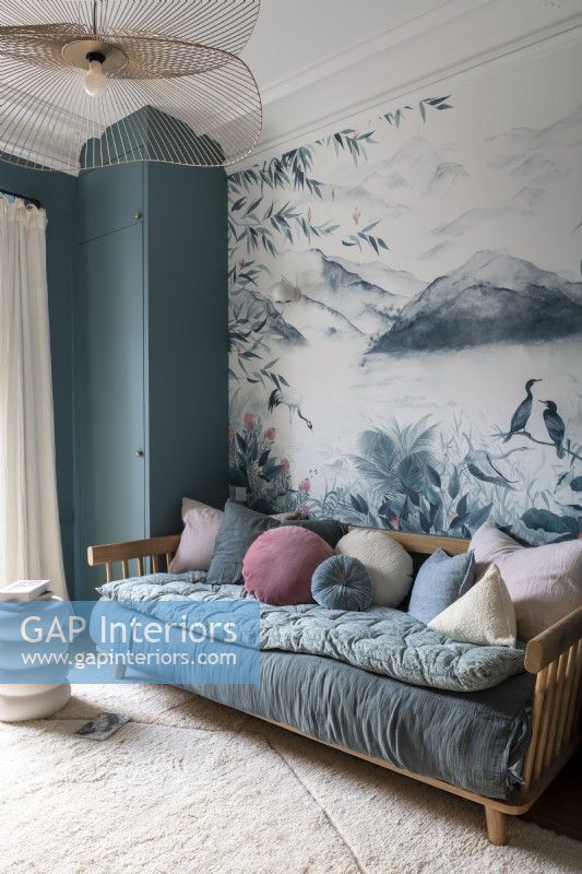 Lit de repos en bois dans une chambre de style classique avec mur mural