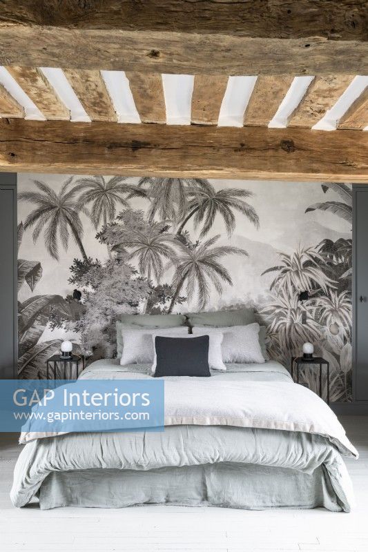 Scène tropicale sur un mur caractéristique dans une chambre de campagne moderne