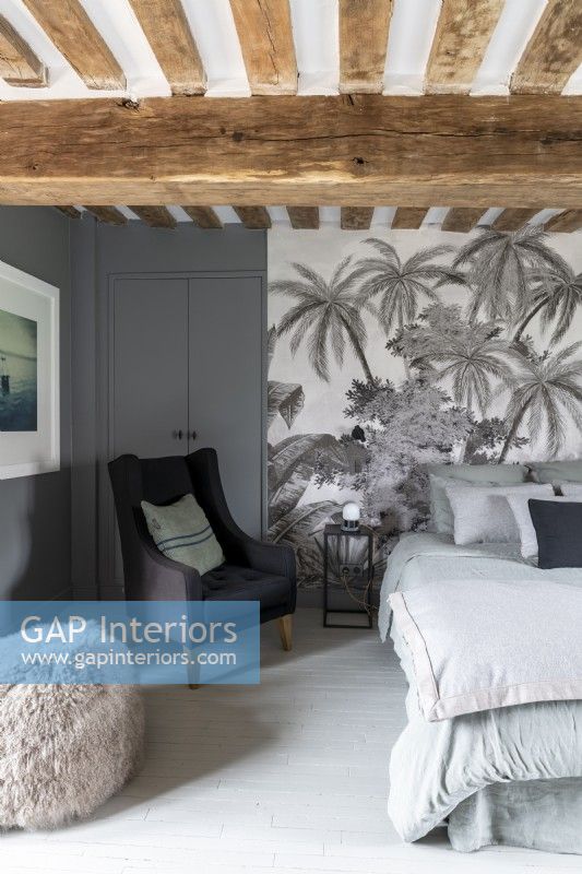 Chambre grise avec mur de scène tropicale