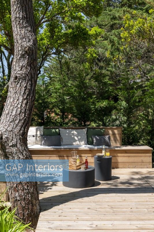Banquette en bois intégrée avec petites tables modernes sur terrasse