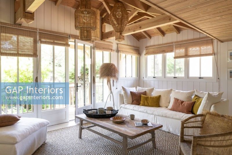 Salon de campagne moderne dans une maison en bois avec des plafonds voûtés
