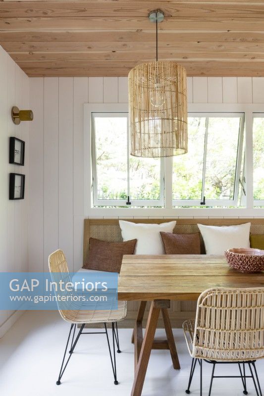 Salle à manger moderne blanche et en bois dans un cottage de style cabine