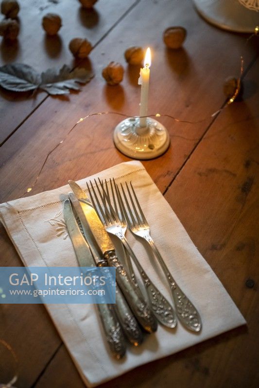 Argenterie et serviette sur table à manger en bois - détail