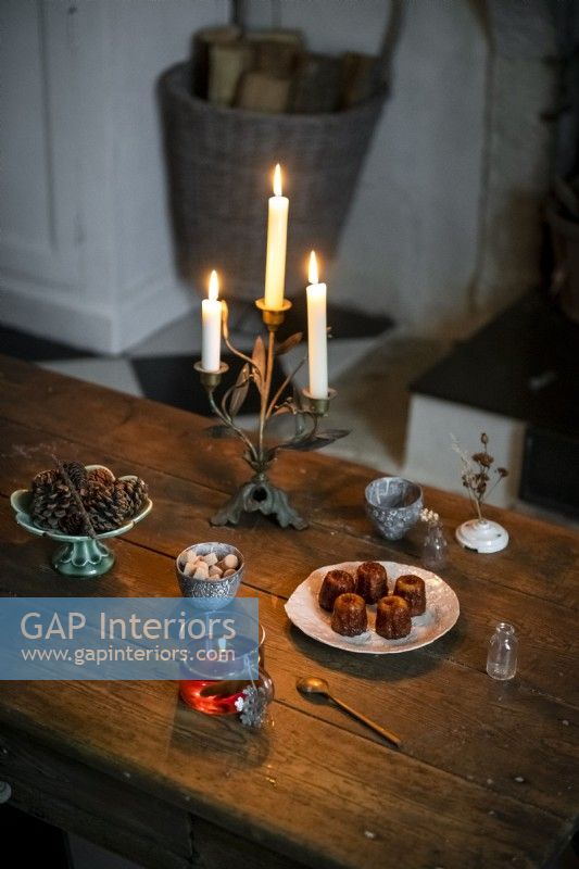 Gâteaux et bougies sur une table à manger en bois rustique