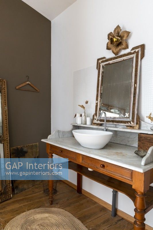 Meuble vasque vintage avec lavabo dans la salle de bain pays