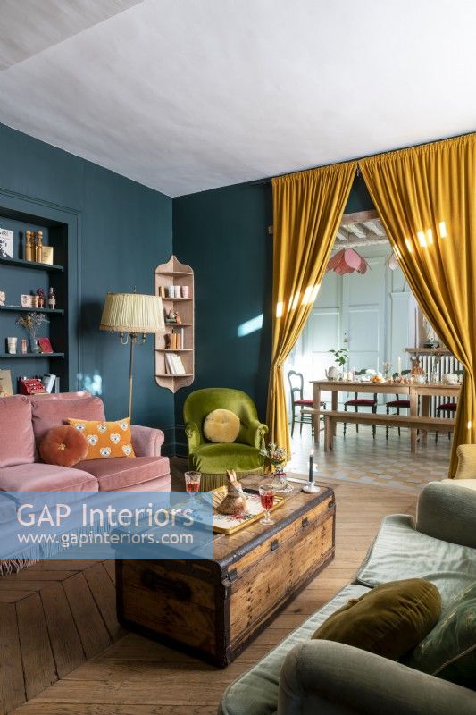 Salon coloré avec séparateurs de rideaux entre les chambres