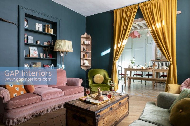 Salon moderne coloré avec des rideaux divisant les espaces de vie