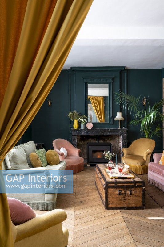 Salon classique coloré avec des meubles vintage