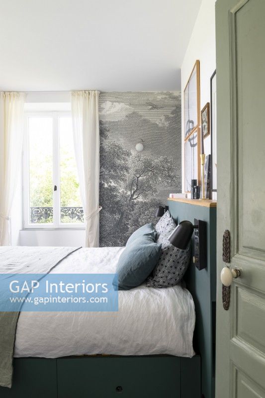 Chambre moderne grise et blanche avec peinture sur mur caractéristique