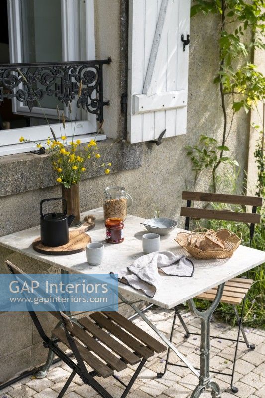 Détail de la petite table de style café sur la terrasse en été