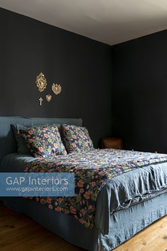 Chambre gris foncé avec literie florale