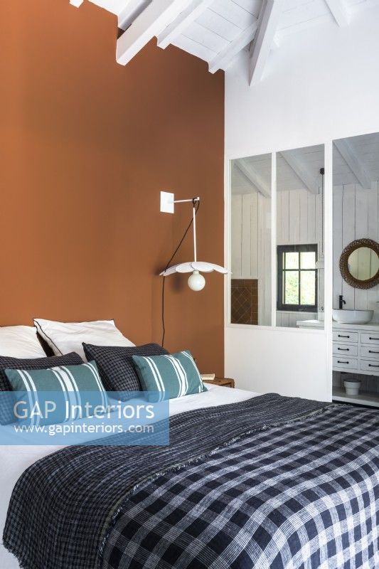 Mur peint en marron et salle de bain attenante dans la chambre de campagne