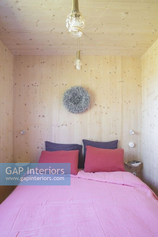 Petite chambre en bois moderne avec literie rose
