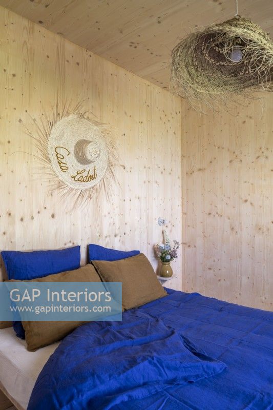 Murs et plafond en bois dans une chambre moderne