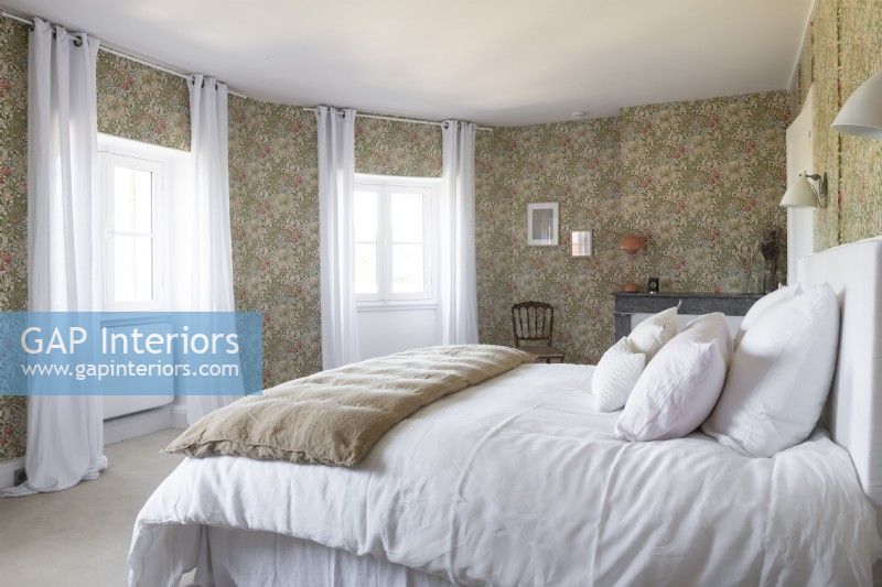 Chambre à coucher campagnarde avec papier peint fleuri