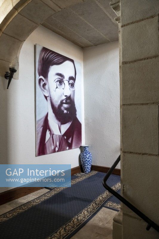 Grand portrait de Toulouse Lautrec dans un couloir classique