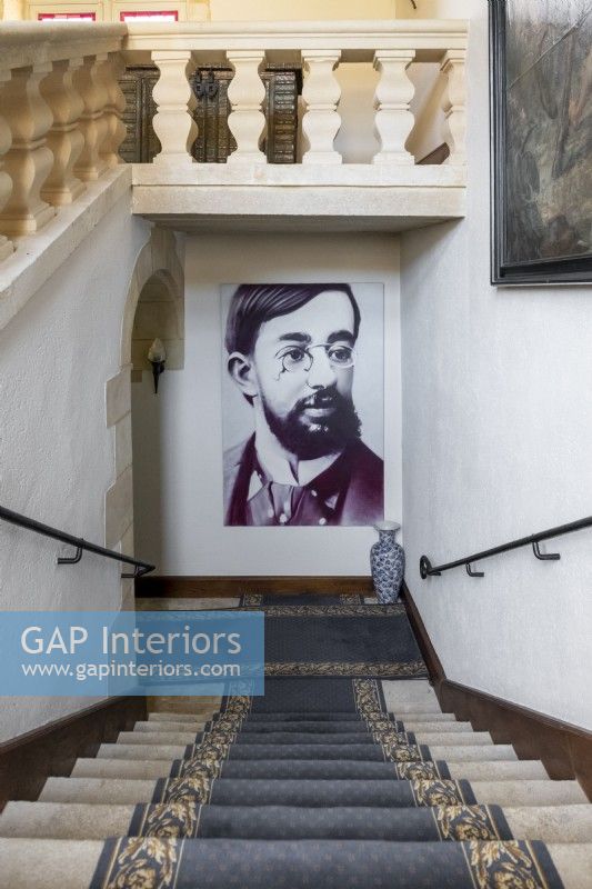 Grand portrait de l'artiste Toulouse Lautrec en bas d'escalier classique