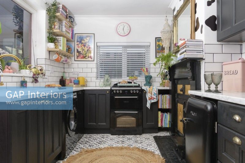 Vue dans une cuisine monochrome avec des carreaux de sol à motifs