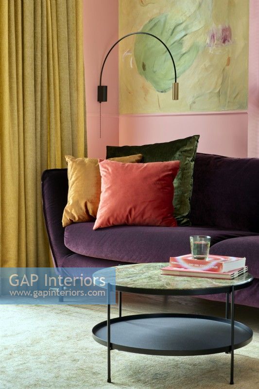 Table basse et canapé dans un salon coloré