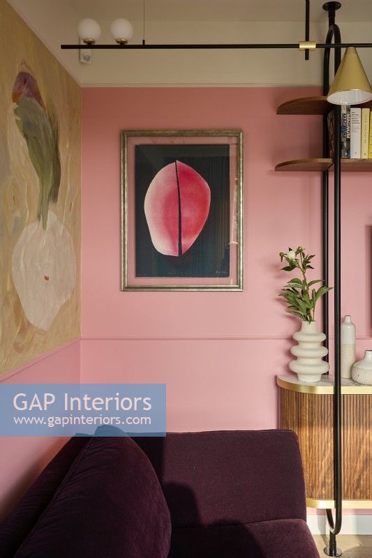 canapé violet dans un salon rose moderne