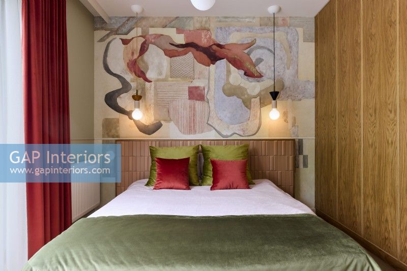 Chambre à coucher moderne colorée avec fresque