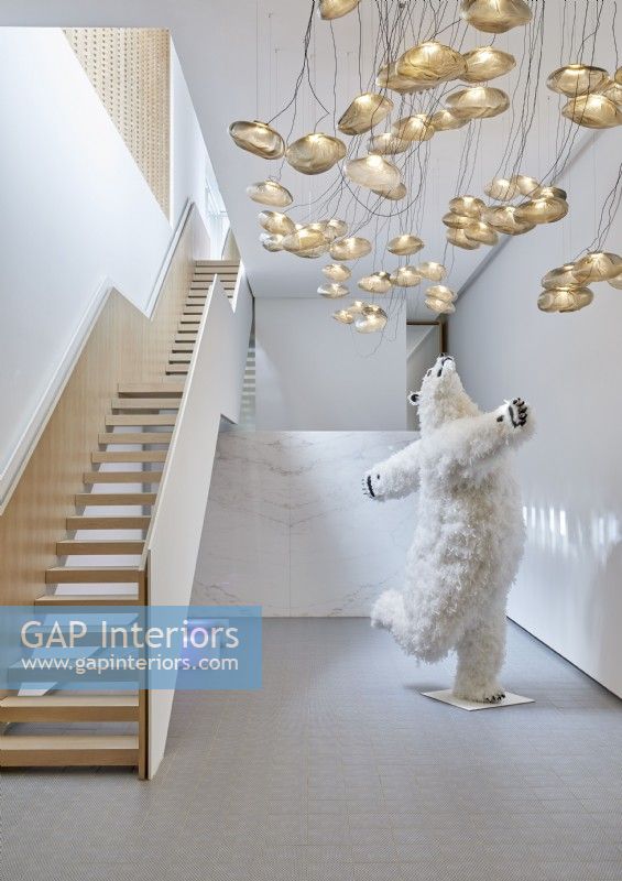 Sculpture originale d'ours polaire dans un couloir contemporain blanc