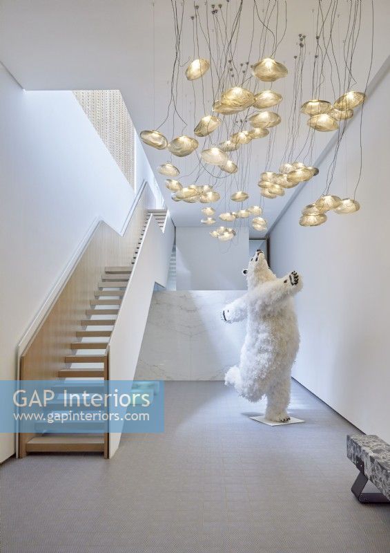 Sculpture d'ours polaire dans un couloir contemporain