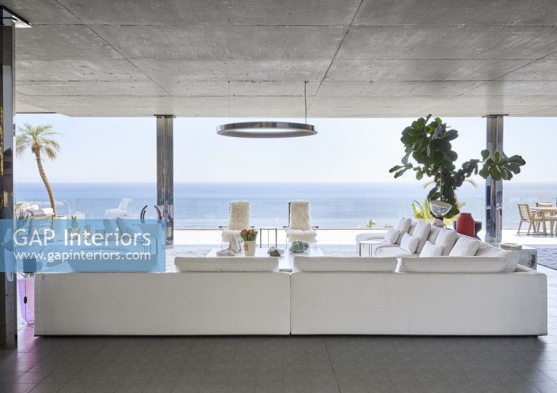Salon contemporain avec vue sur la côte