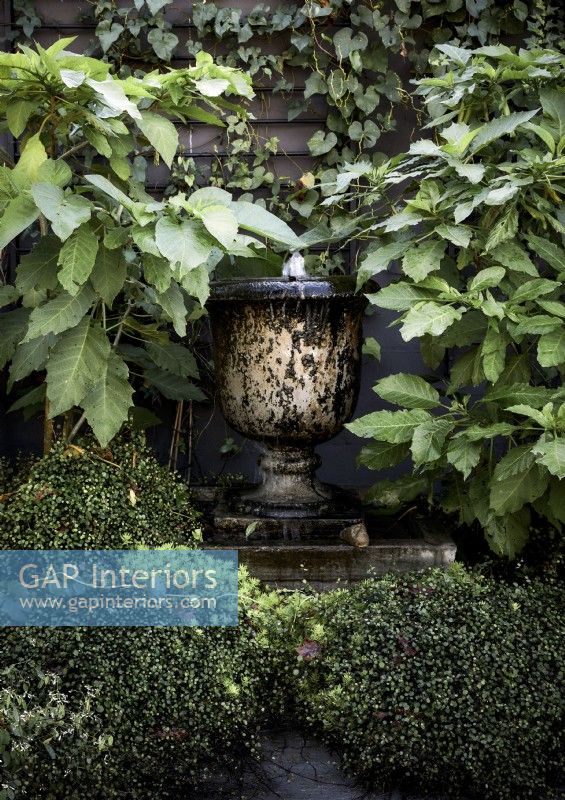 Dispositif d'eau d'urne dans le jardin - détail
