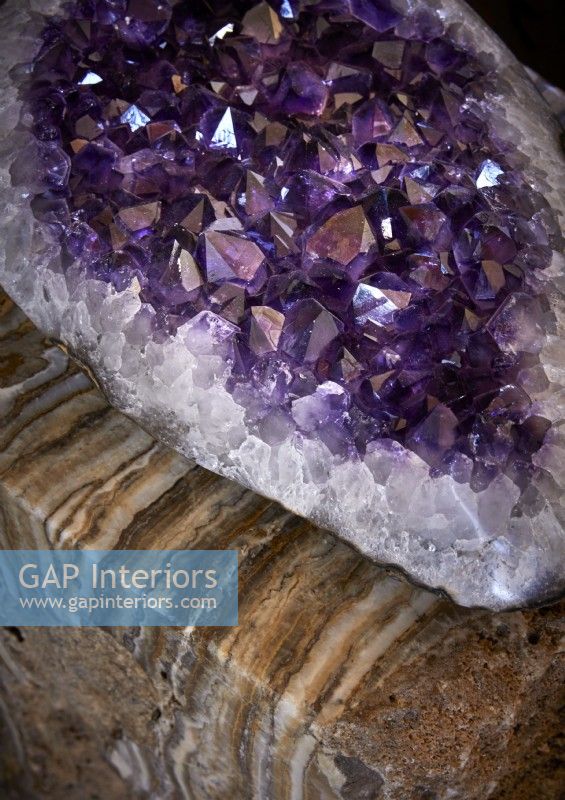 Détail d'un gros rocher de cristal violet