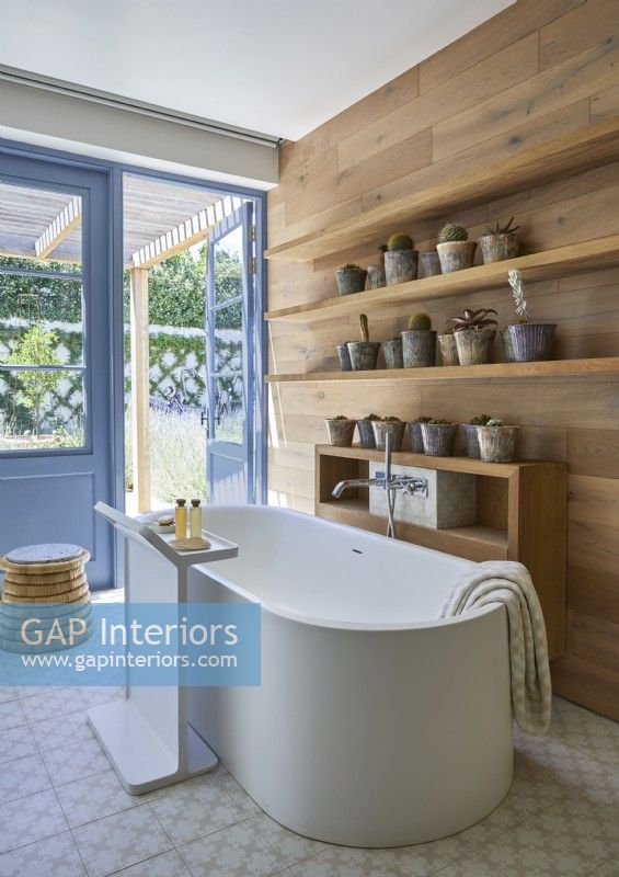 Baignoire autoportante dans une salle de bains moderne avec des murs en bois