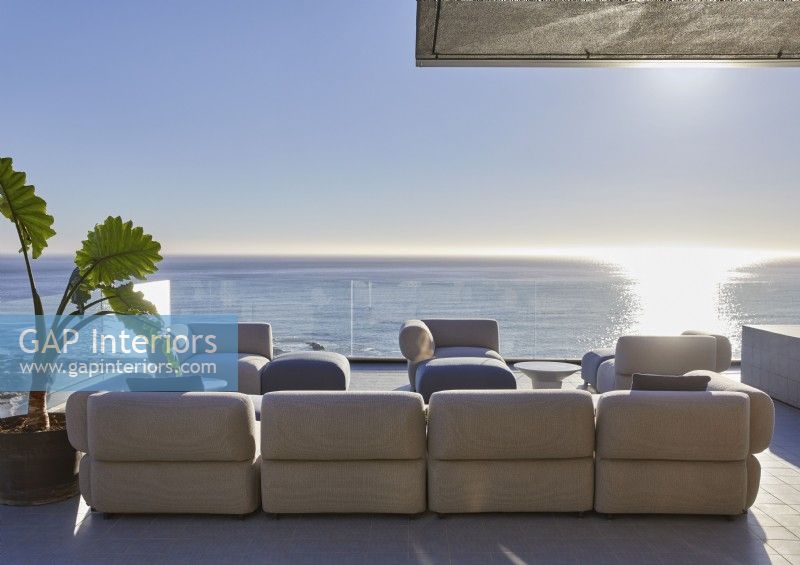 Grand espace de vie extérieur sur terrasse avec vue mer