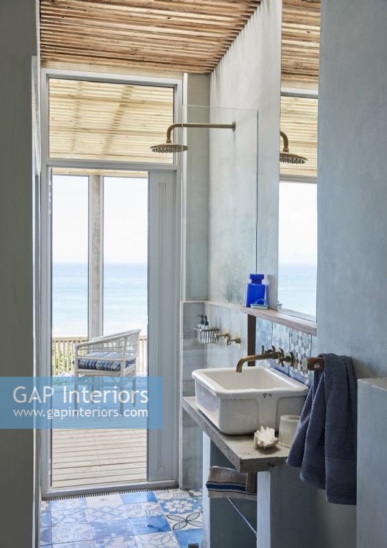 Petite cabine de douche avec porte sur terrasse et vue mer