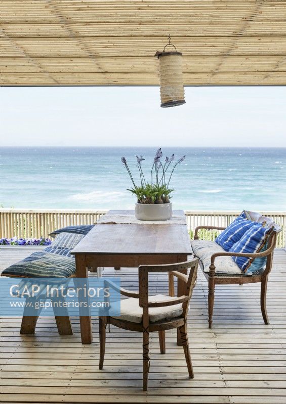 Table à manger extérieure avec vue sur la mer depuis la terrasse
