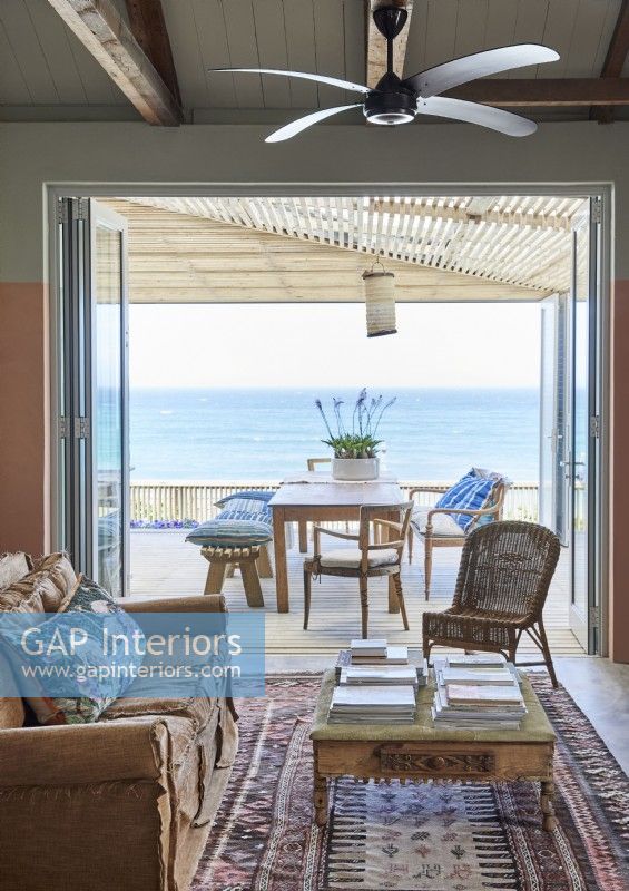 Salon avec vue sur mer et mobilier sur terrasse