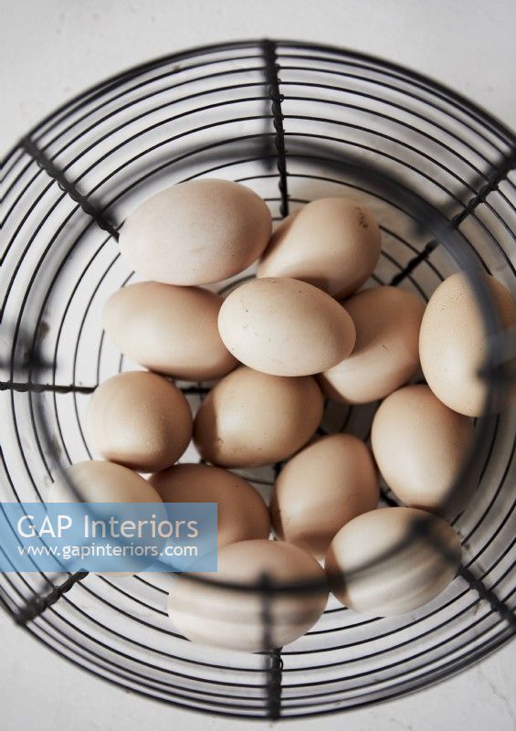 Détail du panier métallique d'œufs frais