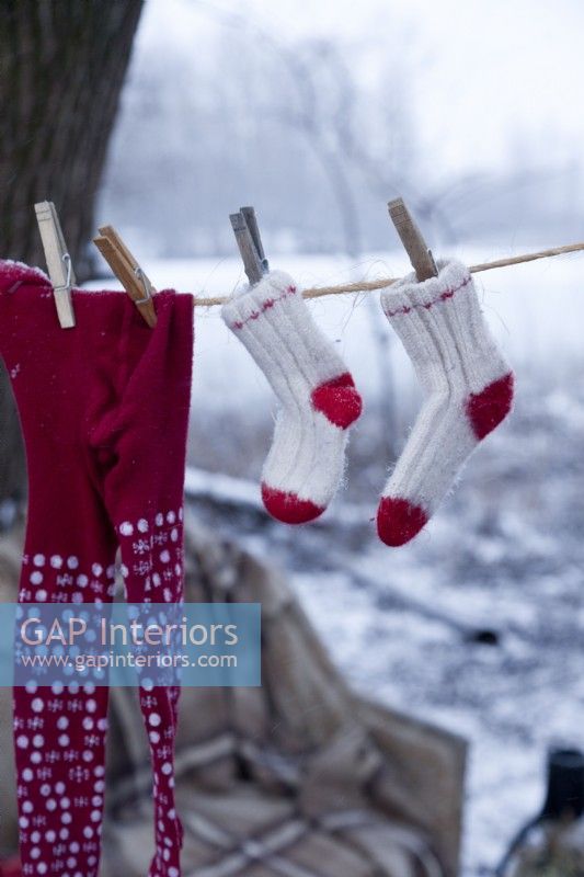 Détail de chaussettes et bas suspendus à la corde à l'extérieur après la fête de patinage de Noël