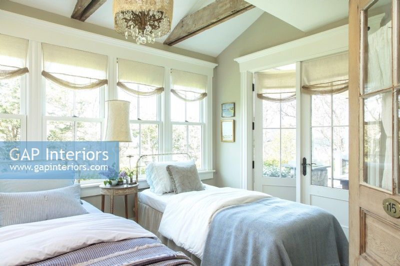 Avec des lits jumeaux en métal vintage, des couvertures douillettes et un mobilier simple, la chambre d'amis ressemble à un 'camp d'été'.
