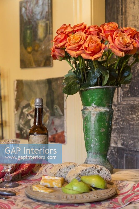 Un vase de vendeur de fleurs en tôle galvanisée est un souvenir de voyages à travers l'Italie.