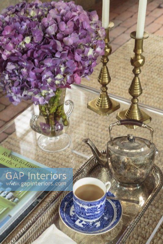 Des chandeliers en laiton, une théière en argent et une tasse à thé chinoise Canton comptent parmi les objets préférés d'Ellen.