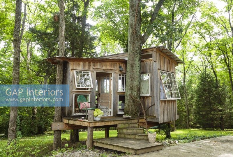 À seulement 100 pieds carrés, cette cabane dans les arbres de Nashville est une petite évasion de la vie urbaine et de l'âge adulte. À seulement quelques mètres du sol, il est facile d'accès sans aucune compétence pour grimper aux arbres.