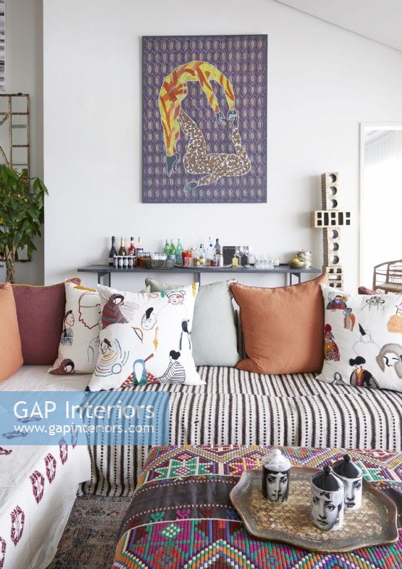 Coussins et tissus colorés à motifs dans un salon moderne