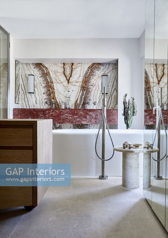 Mur de marbre décoratif dans la salle de bain classique