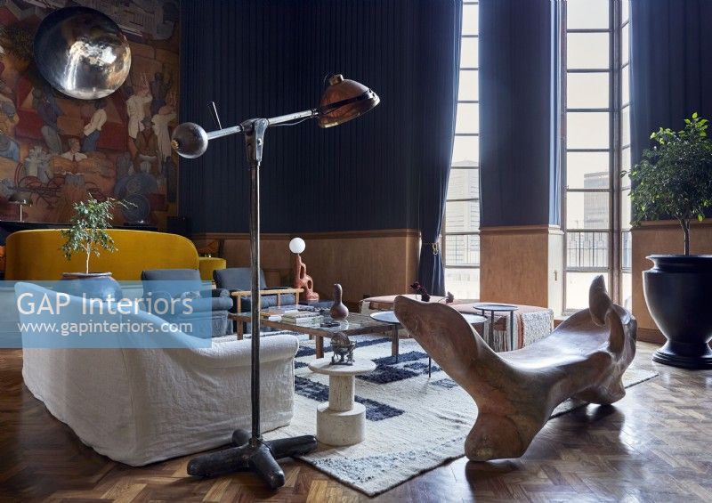 Salon classique avec grande fresque au mur et siège en bois sculpté