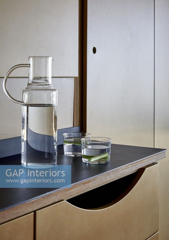 Pichet en verre moderne et boissons d'eau sur le plan de travail de la cuisine