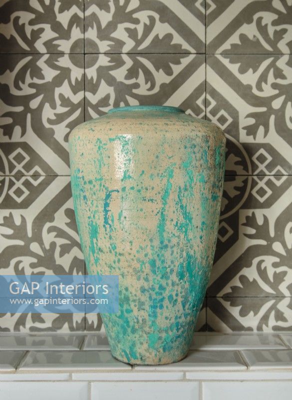 Une belle poterie turquoise vintage est à l'honneur dans la cuisine